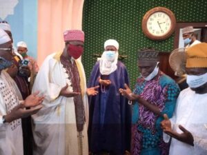 Chief Imam of Lagos (c) leading the prayer 