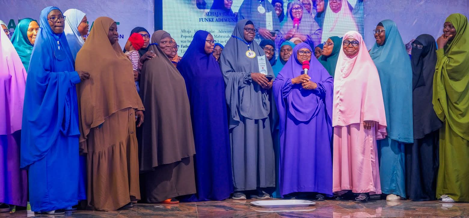 One of the award recipients receives a Plaque of Excellence in recognition of their outstanding contribution to community development and service to humanity during Al-Mu’minaat’s 30th Anniversary Grand Lecture and Award Ceremony held in Lagos